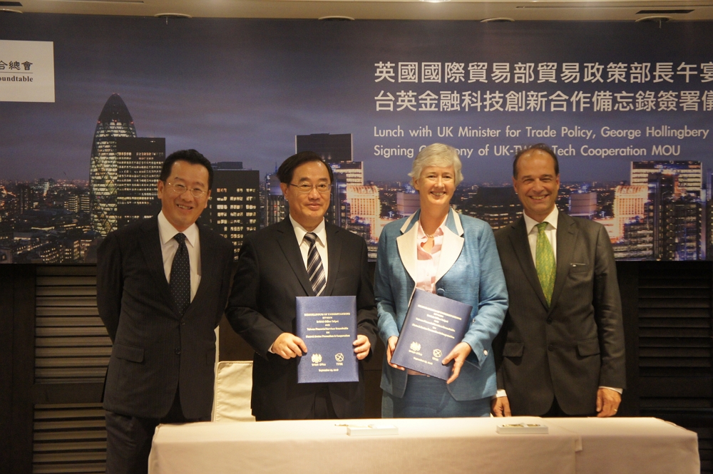 Chairman Koo, together with Minister George Hollingbery, witnessed the signing of the Memorandum of Understanding (MOU) on FinTech Sector Promotion & Cooperation by the British Office Taipei (BOT) and the Taiwan Financial Services Roundtable (TFSR) on September 25, 2018.