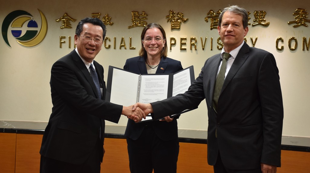 FSC Chairman Wellington Koo (left), Ms. Sabrina Schmidt-Koschella, Deputy Director-General of the German Institute Taipei (Middle), and German Federal Financial Supervisory Authority representative (right) jointly held the supervisory cooperation declaration exchange ceremony on February 20, 2020.