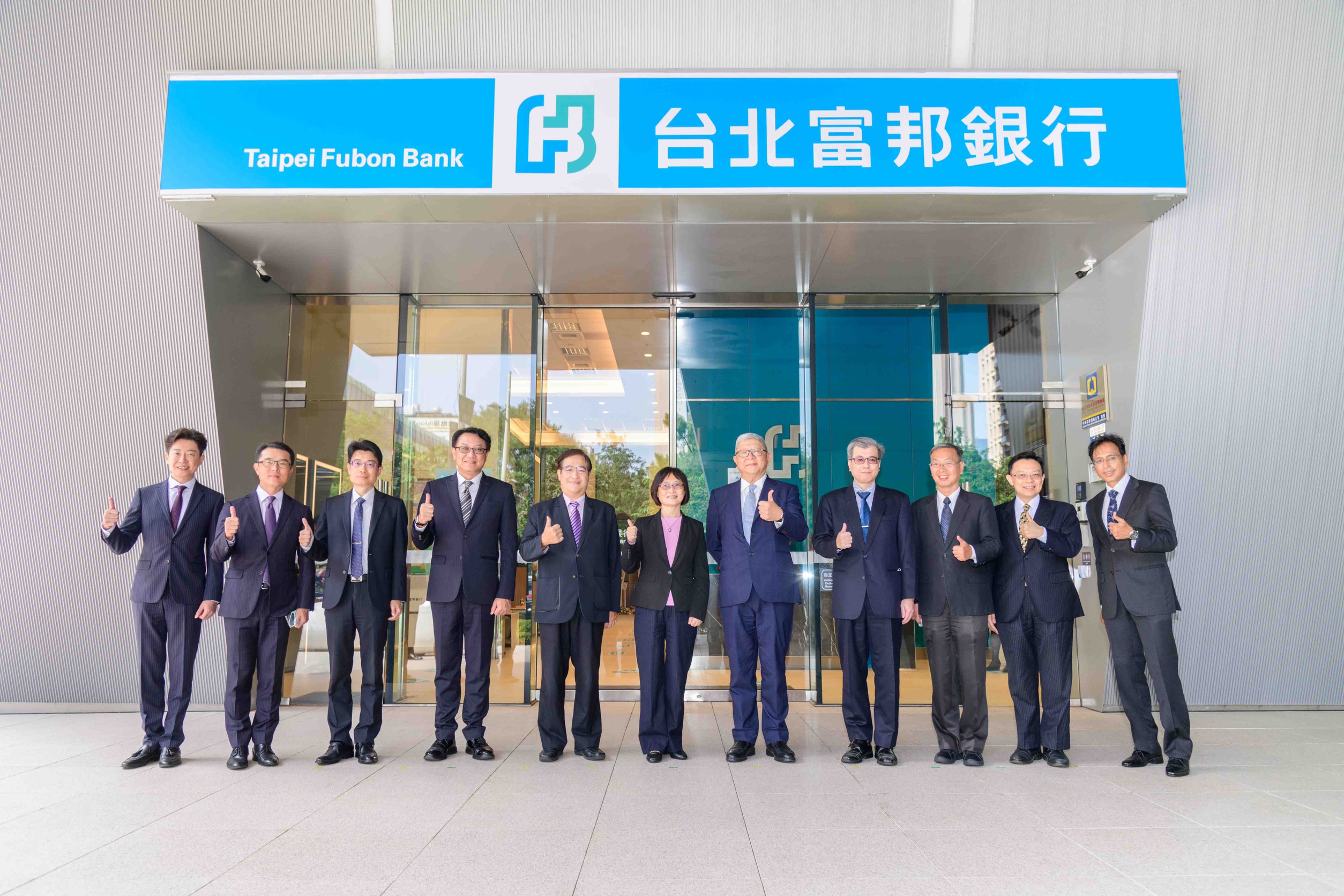 中信銀旗艦店進駐台中七期安全辨識系統讓你戴安全帽不能領錢 蘋果新聞網 蘋果日報