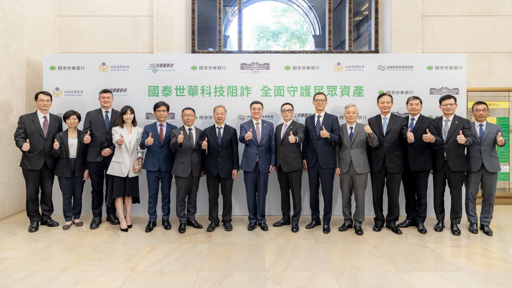Premier Cho Jung-tai visited the implementation of customer care and fraud prevention at the counter of Cathay United Bank on September 16, 2024.