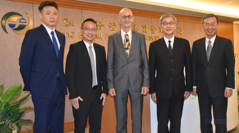 Dr. Jörg Polster, the Representative of the German Institute Taipei (middle), was warmly received by the FSC Chairperson Tien-Mu Huang (second from the right) on August 10, 2022. The two sides broadly exchanged views on major financial issues such as insurance and banking supervision, and looked forward to further exchanges and cooperation.