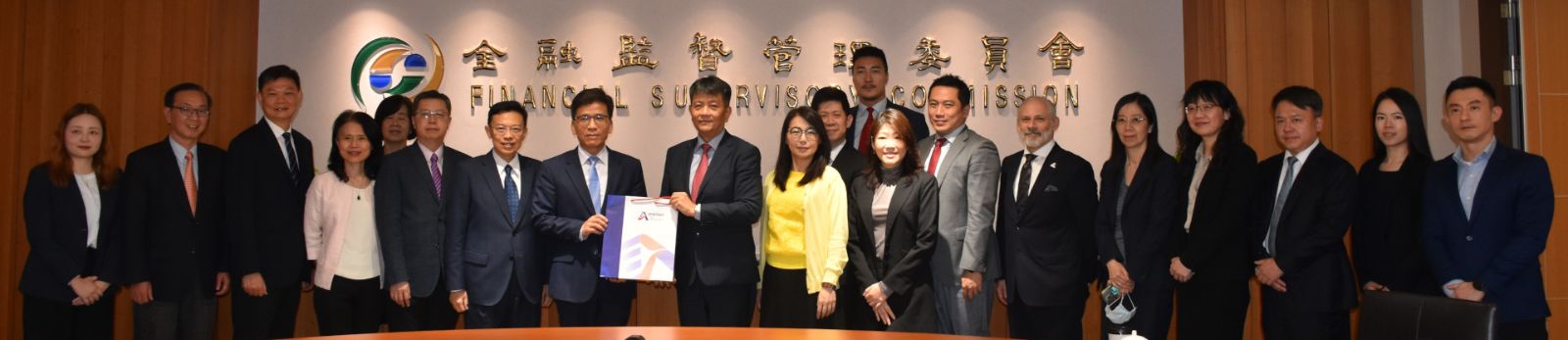 An AmCham delegation led by Governor Michael Huang (9th from the left) paid a visit to the FSC on April 30, 2025